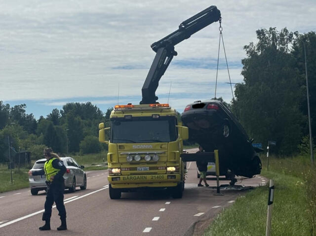 Fullt utvecklad fordonsbrand i Jomala – Väg avstängd