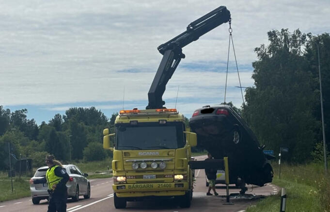 Fullt utvecklad fordonsbrand i Jomala – Väg avstängd