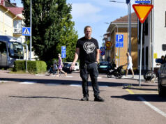 Skulle ta en kaffe – fick släcka rånarnas bilbrand