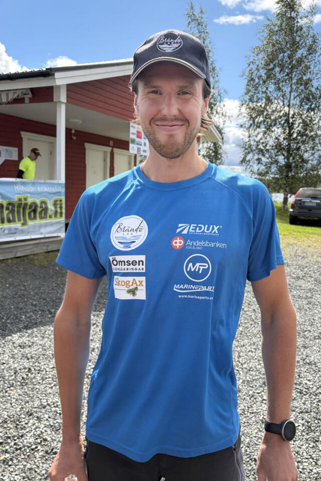 Isac Holmström åkte tre tävlingar på fyra dagar