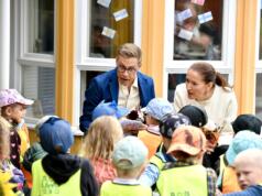 President Stubb besöker Vårdö – fick blommor och teckningar av dagisbarn