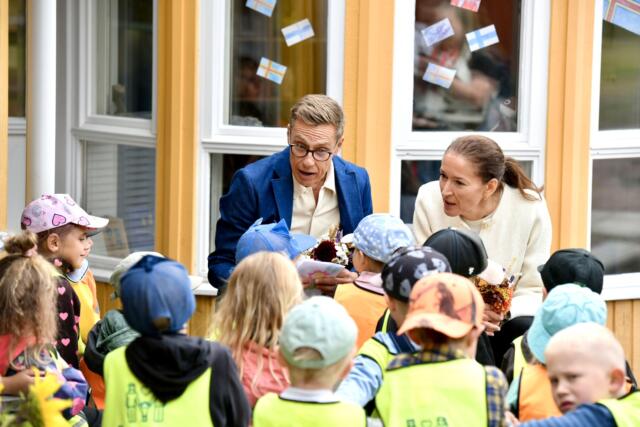 President Stubb besöker Vårdö – fick blommor och teckningar av dagisbarn