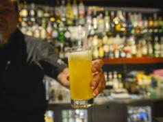Ny forskning: Äldre par dricker mer alkohol än ensamstående