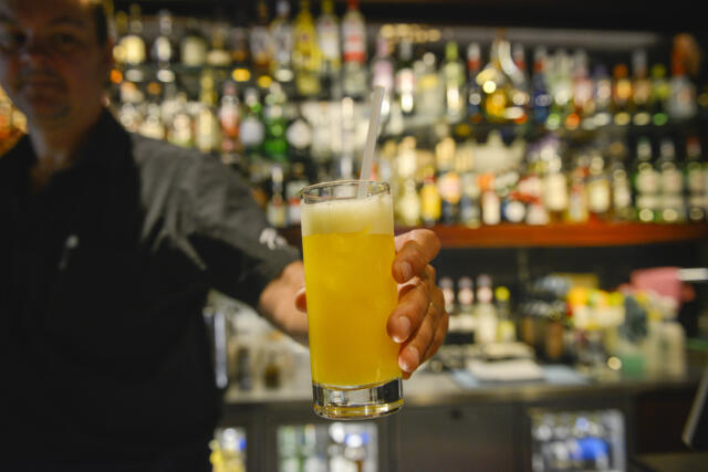 Ny forskning: Äldre par dricker mer alkohol än ensamstående