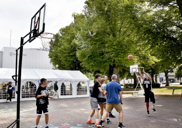 Beslut om basketplan bordlades