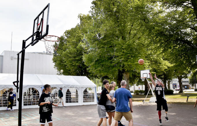 Beslut om basketplan bordlades