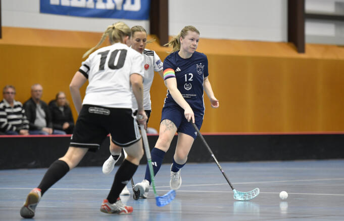 Innebandydamer tar steget ner i trean