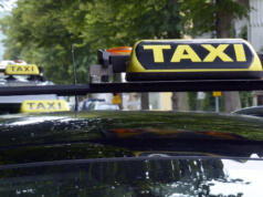 S till höger om både Ob och M i taxifrågan