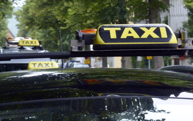 S till höger om både Ob och M i taxifrågan