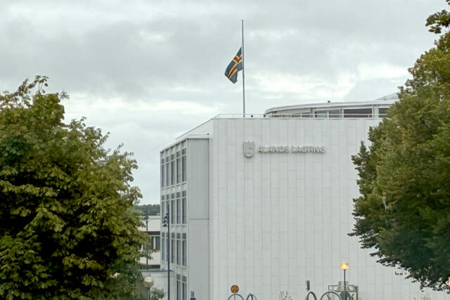 Åland flaggar på halv stång för Norge