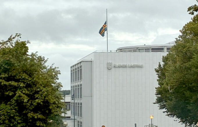 Åland flaggar på halv stång för Norge
