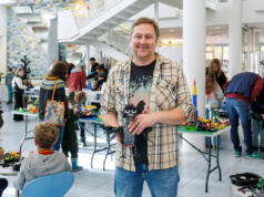 Barn byggde fritt och brett med lego på bibban