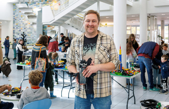 Barn byggde fritt och brett med lego på bibban