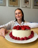HURRA för världens bästa Lizette 🥳 🥳🥳 som fyller år idag och bjöd på tårta! En liten paus från oss på Nyan väntar snart för examen, sedan återkommer hon för sommaren. Hurra för det också!